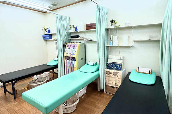 施術室の様子、施術台